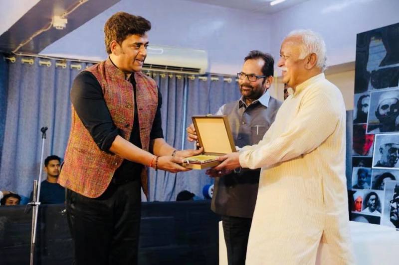 Ravi Kishan receiving the Perosnalty of India title