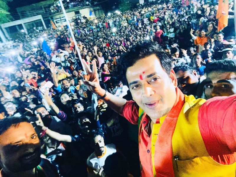 Ravi Kishan taking a selfie during the 2019 Lok Sabha elections campaigning