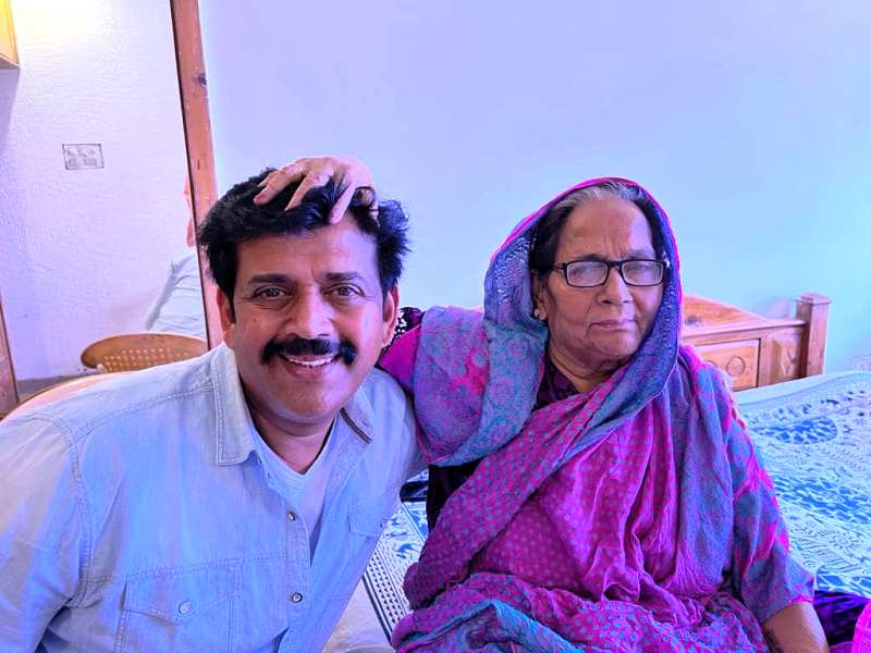 Ravi Kishan with his mother