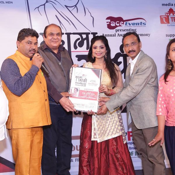 Ritika Gupta while receiving Mahatma Gandhi Excellence Award 2021