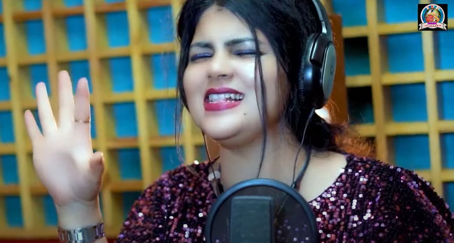 Ruchismita Guru in the video for Tu Mo Dream Girl
