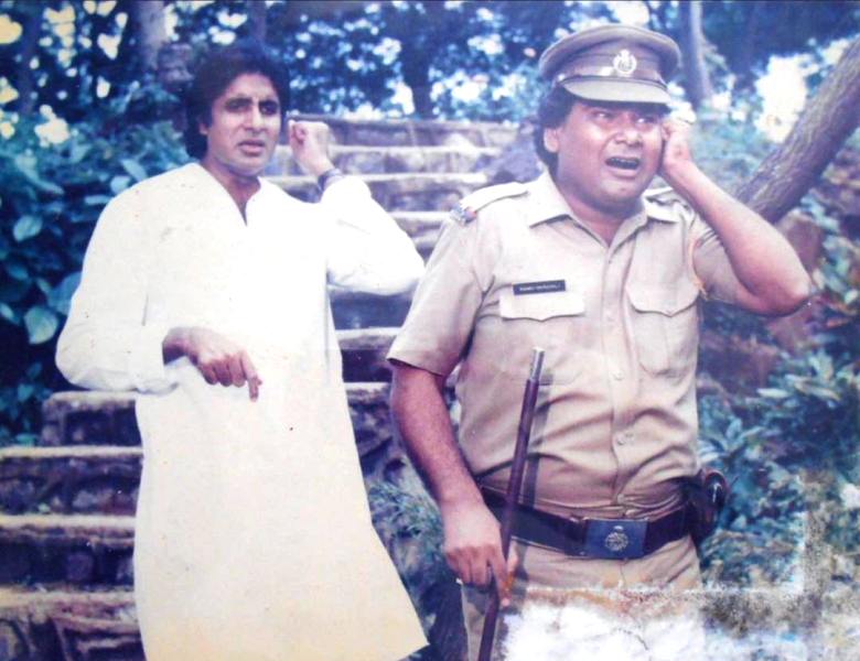 Satish Kaushik and Amitabh Bachchan in a still from the film Jalwa