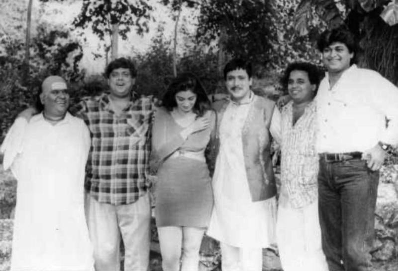 Satish Kaushik (extreme left) with the cast and crew of Sajan Chale Sasural