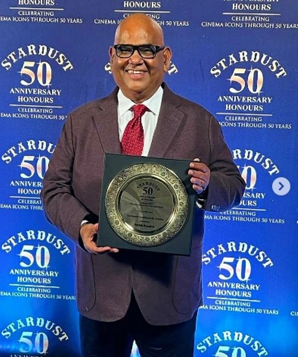 Satish Kaushik holding his Star Dust Award