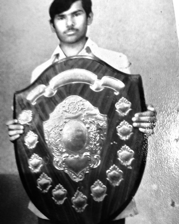 Satish Kaushik holding the shield that he received for the play Teen Apahij