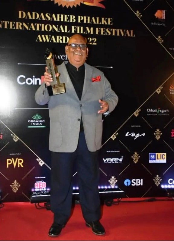 Satish posing for a photograph with his Dadasaheb Phalke Award