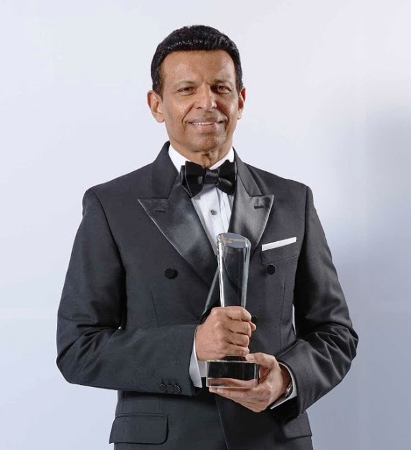 Sunny Varkey holding the Arabian Business Achievement Award