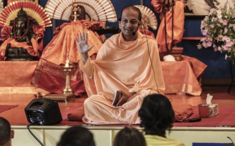 Swami Sarvapriyananda during a satsang series on Drig Drisya Viveka Analysis of the Seer and the Seen in 2018