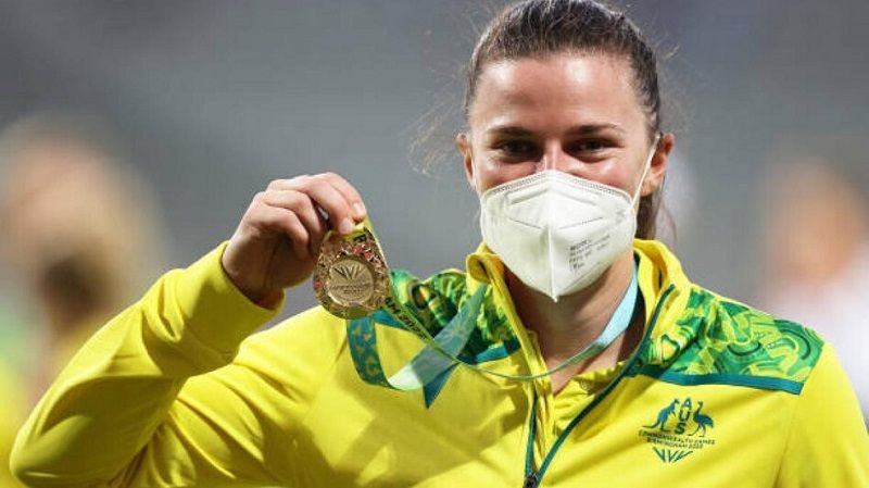 Tahlia McGrath posing with gold medal at the Commonwealth Games 2022