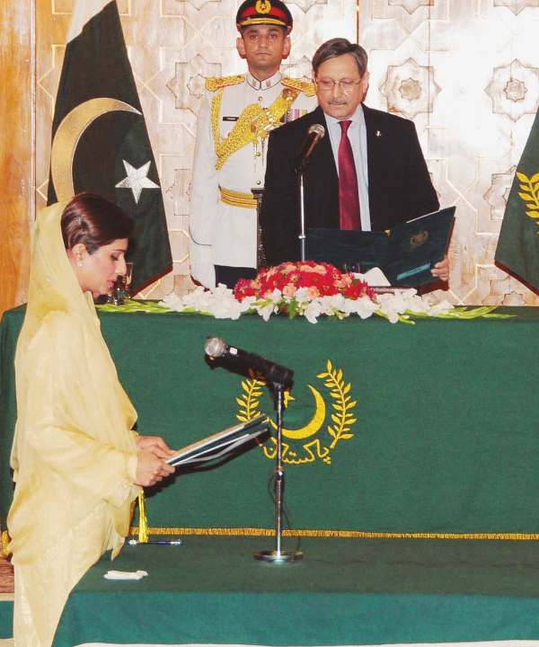 19 July 2011: Hina Rabbani Khar taking oath as the Minister of Foreign Affairs in the presence of President Farooq Naek
