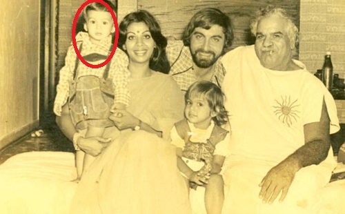 A childhood photo of Siddharth Bedi with his parents, sister, and grandfather