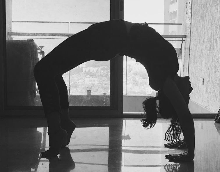 A picture of Diksha Juneja doing yoga