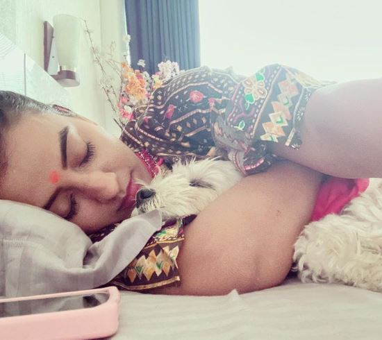 Akshara Singh hugging her pet dog