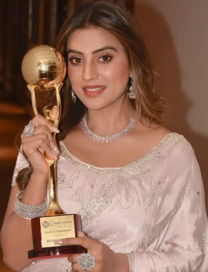 Akshara Singh posing with Women Achievers Award