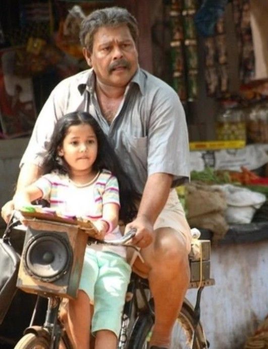 Anikha Surendran as Laya in a still from her debut Malayalam film as a child actor, Kadha Thudarunnu (2010)