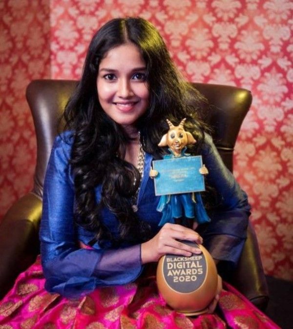 Anikha Surendran posing with her Best Child Artist Award for the Tamil film Viswasam at the Black Sheep Digital Awards 2020