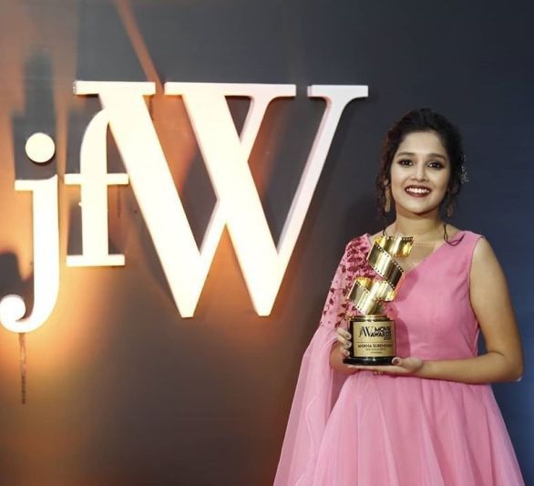 Anikha Surendran posing with her Best Child Artist Award for the Tamil film Viswasam at the JFW Movie Awards 2020