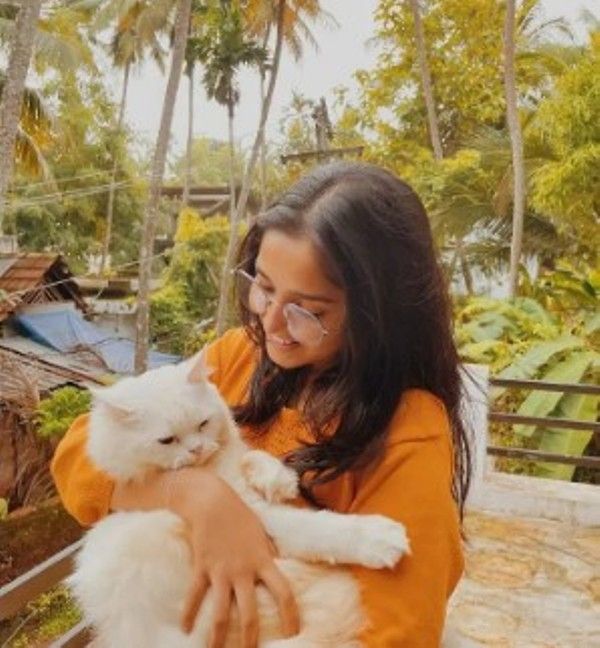 Anikha Surendran with her pet cat