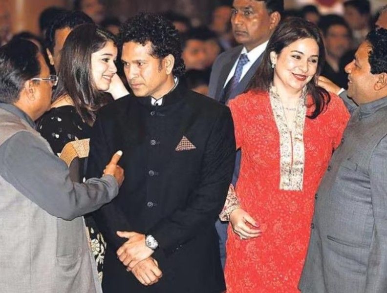 Anjali Tendulkar with Sachin Tendulkar and Sara Tendulkar during Bharat Ratna felicitation ceremony