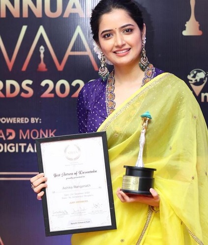 vAshika Ranganath with her Karnataka Women Achievers Award