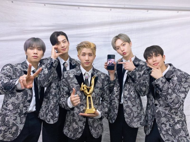Astro with Golden Disc Award for Best Male Performance in 2020