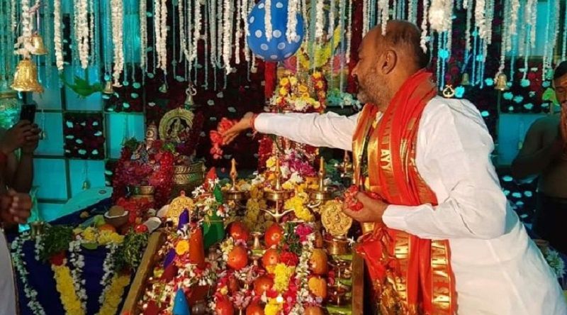 Bandi Sanjay Kumar performing a Hindu ritual