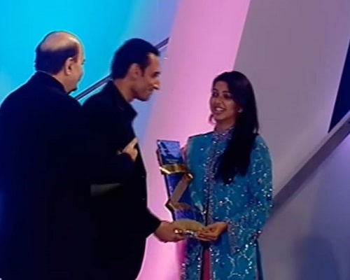 Bhumika Chawla receiving Zee Cine Best Debut Female Award