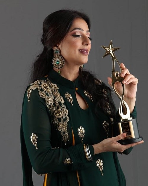 Bhumika Chawla with her SIIMA award
