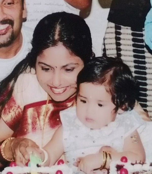 Childhood picture of Anikha Surendran with her mother