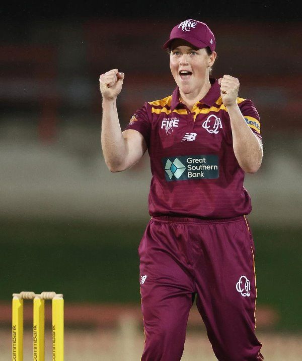Grace Harris playing for the Queensland Women Fire