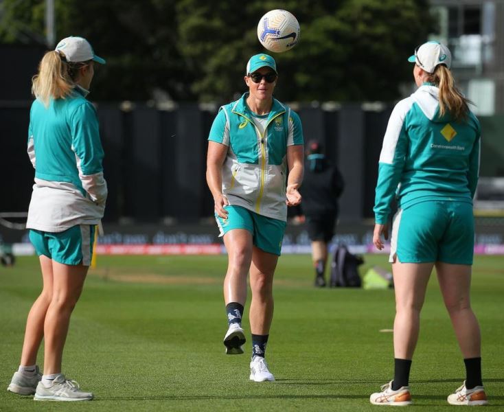 Grace Harris training with the Australia Women's team