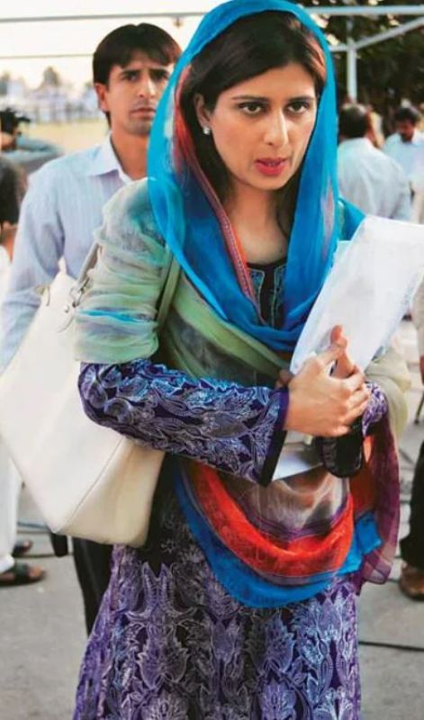 Hina Rabbani Khar carrying a Louis Vuitton bag costing around Rs. 85,000
