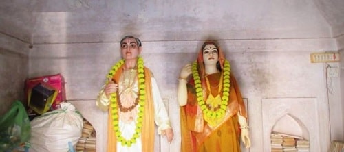 Idols of Chaitanya Mahaprabhu's parents