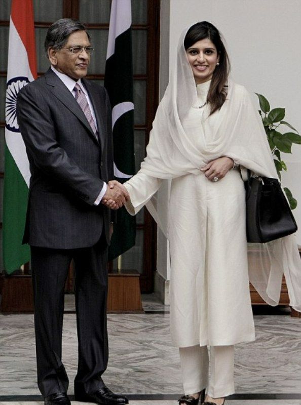 Indian External Affairs Minister S. M. Krishna with his Pakistani counterpart Hina Rabbani Khar prior to their meeting at Hyderabad House in New Delhi (2011)