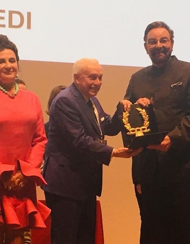 Kabir Bedi receiving Guirlande D’honneur