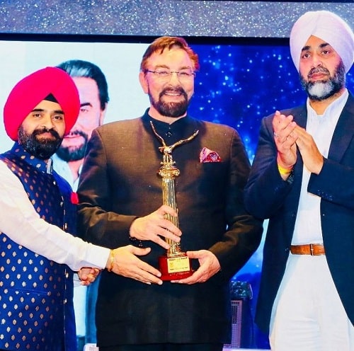 Kabir Bedi receiving Lifetime Achievement Icon Award from the Punjabi Cultural Heritage Board