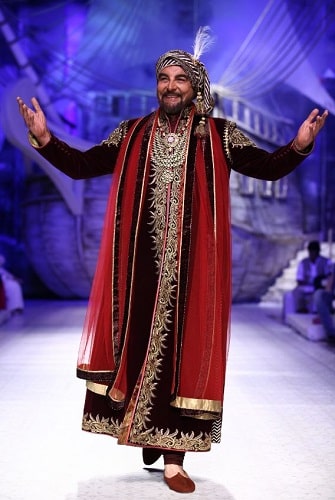Kabir Bedi walking the ramp in a fashion show