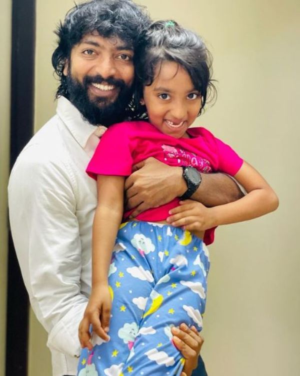 Kalaiyarasan Arjun with his daughter