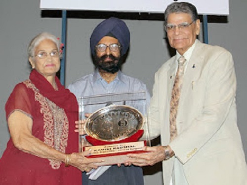 Kamini Kaushal receiving Kalpana Chawla Excellence Award