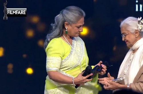 Kamini Kaushal receiving Lifetime Achievement Filmfare Award