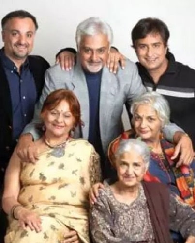 Kamini Kaushal with her sons Shravan, Rahul, and Vidur (top) and daughters Kumkum and Kavita