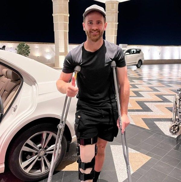Kane Williamson walking on crutches after injury in IPL 2023