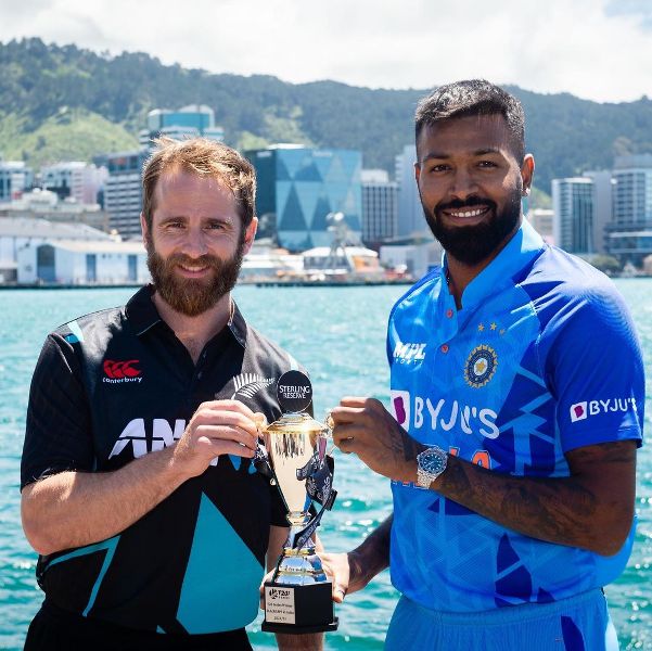 Kane Williamson (left) with Hardik Pandya before the T20I series in 2022