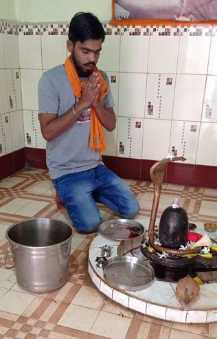 Lovelesh Tiwari praying in a temple