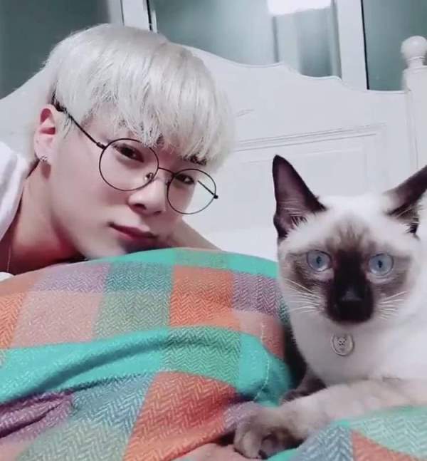 Moon Bin with his pet cat Loa