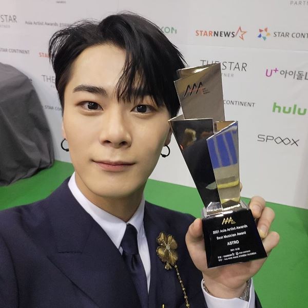 Moon Bin with the Asia Artist Award for Best Musician in 2021