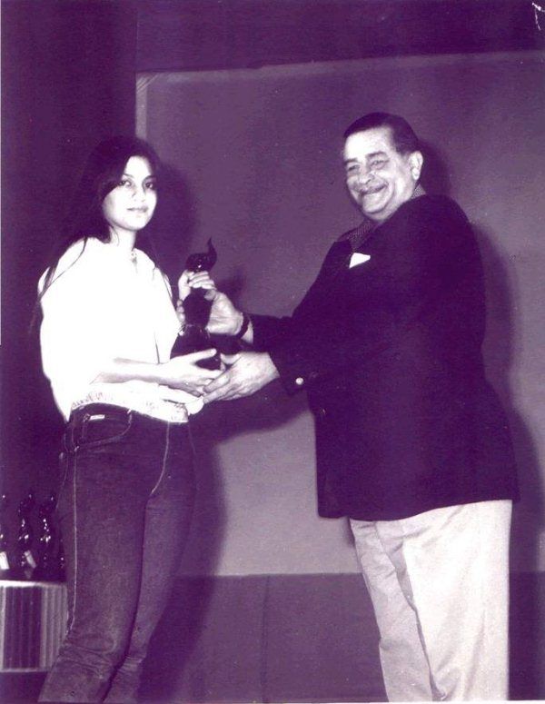 Nazia Hassan receiving Filmfare award