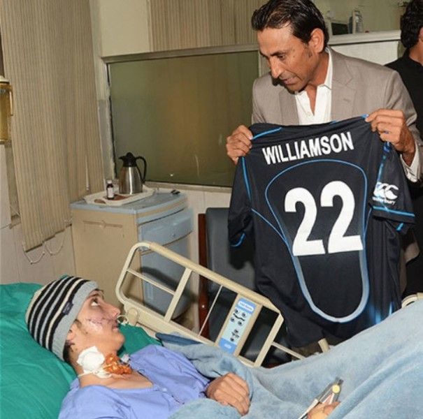 Pakistani captain Younis Khan distributing Kane Williamson's jersey after he donated his entire match fees for 2014 Peshawar Bomb Blast victims