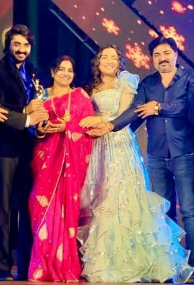 Pradeep receiving the Best Actor Award at the 17th Bhojpuri Film Awards
