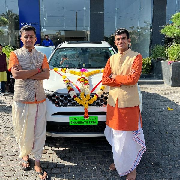 Prafull Billore with his younger brother Vivek Billore after buying Tata Safari.